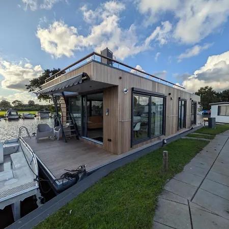 Surla House Boat Tikwa Unique Waterfront At Kagerplassen Hébergement de vacances