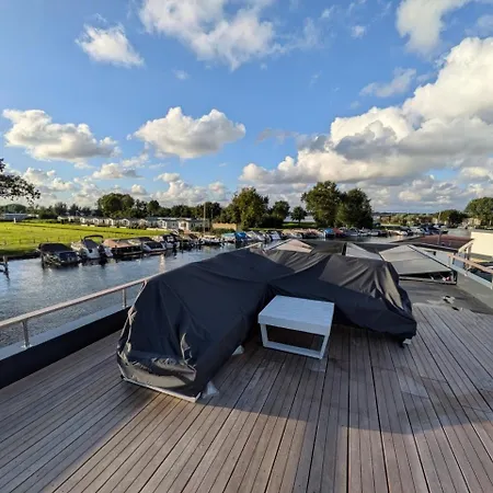 Surla House Boat Tikwa Unique Waterfront At Kagerplassen