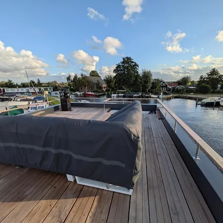 Hébergement de vacances Surla House Boat Tikwa Unique Waterfront At Kagerplassen Warmond