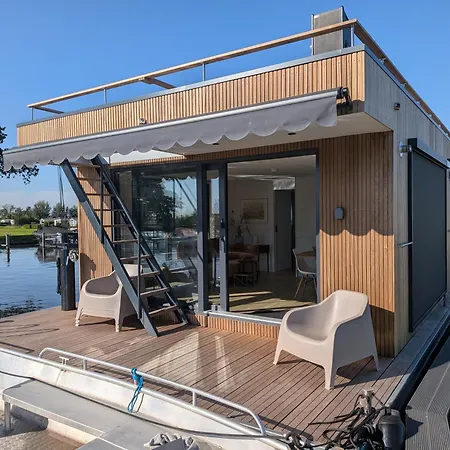 Surla House Boat Tikwa Unique Waterfront At Kagerplassen Hébergement de vacances
