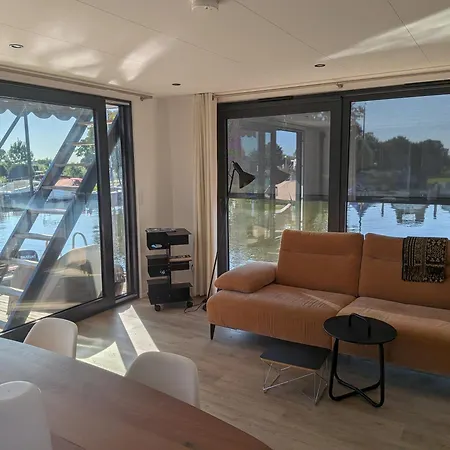 Surla House Boat Tikwa Unique Waterfront At Kagerplassen Hébergement de vacances Warmond