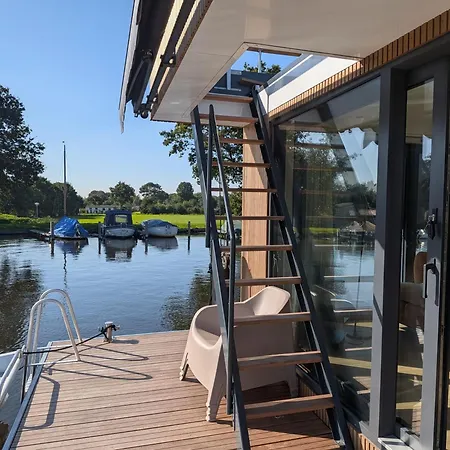 Surla House Boat Tikwa Unique Waterfront At Kagerplassen Hébergement de vacances