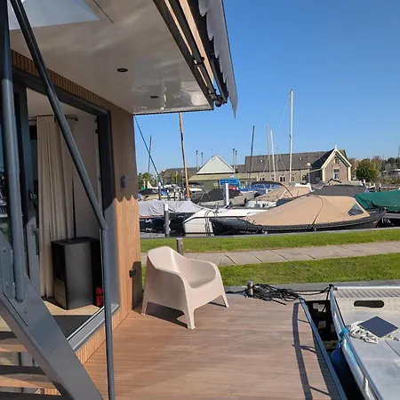 Hébergement de vacances Surla House Boat Tikwa Unique Waterfront At Kagerplassen Warmond